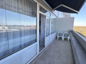 zwei Stühle auf dem Balkon eines Hauses in der Unterkunft Modernes Apartment mit Balkon in Marl