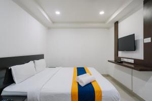 Μια τηλεόραση ή/και κέντρο ψυχαγωγίας στο Hotel Blue Dawn - Near DLF Cyber City, Gachibowli +16 φωτογραφίες