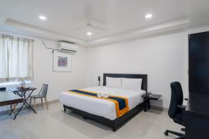 Ένα ή περισσότερα κρεβάτια σε δωμάτιο στο Hotel Blue Dawn - Near DLF Cyber City, Gachibowli