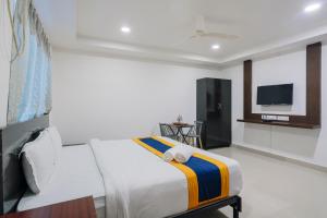 Μια τηλεόραση ή/και κέντρο ψυχαγωγίας στο Hotel Blue Dawn - Near DLF Cyber City, Gachibowli