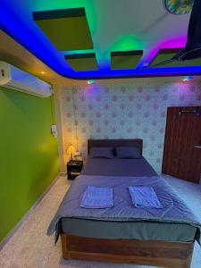 Ένα ή περισσότερα κρεβάτια σε δωμάτιο στο Cozy Nest