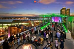 een menigte mensen die bovenop een gebouw staan bij “Backyard Is OMG” Spa Pool BBQ Game Room Views in San Diego +69 foto's