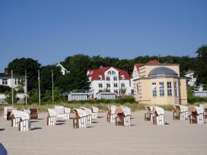 バンシンにあるFerienwohnungen in der Villa Regina Marisの砂浜の上に座る椅子