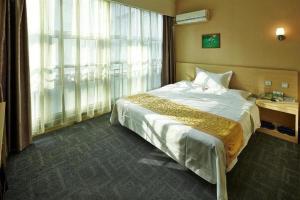 Ένα ή περισσότερα κρεβάτια σε δωμάτιο στο Super 8 Hotel Jinan Railway Station Square +146 φωτογραφίες