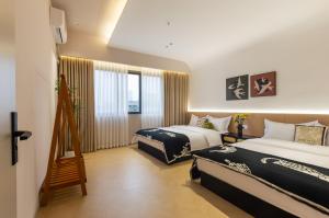 a hotel room with two beds and a camera at Skyline Riverview Apartments in Chongqing +206 photos