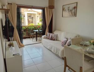 a living room with a couch and a table at Flat Paz & Relax Monte Castelo 1809 in Sairé