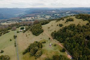 een luchtzicht op een groot veld met bomen bij Tiny Oscar in Robertson +11 foto's