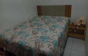 a bedroom with a bed with blue flowers on it at Flat Paz & Relax Monte Castelo 1809 in Sairé +53 photos