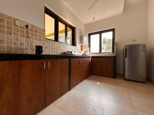 Kuchyň nebo kuchyňský kout v ubytování Marvella 3BHK Luxury Villa with Shared Pool