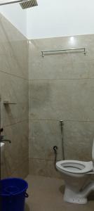 un baño con inodoro y ducha en Prems Homestay, en Kochi