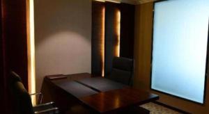 a conference room with a wooden table and a television at Hangzhou Wangzhou Boutique Hotel in Yuhang