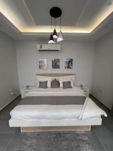 Ένα ή περισσότερα κρεβάτια σε δωμάτιο στο Al Hamra Sky Stay