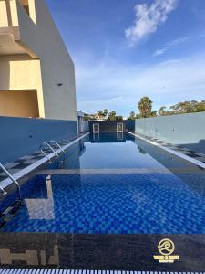 Piscina de la sau aproape de Wind and Wave Resorts and Luxury Rooms Near Pondy and Auroville