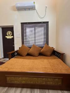 Un pat sau paturi într-o cameră la Wind and Wave Resorts and Luxury Rooms Near Pondy and Auroville