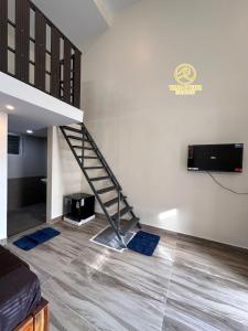 Un televizor și/sau centru de divertisment la Wind and Wave Resorts and Luxury Rooms Near Pondy and Auroville