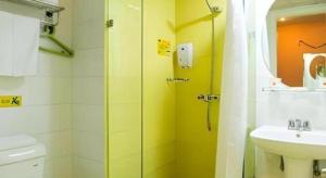 Home Inn-Qingdao Chongqing Zhong Road Licang Walking Street في Laoshan: حمام مع دش ومغسلة +80 صورة