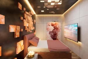 Pynt Hotel 7 في مدينة هوشي منه: غرفة نوم بها سرير ولوحة على الحائط +23 صورة