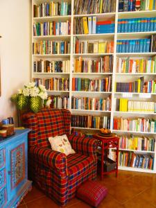 a living room with a book shelf filled with books at La Celestina in Piana Crixia