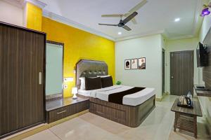 TV a/nebo společenská místnost v ubytování Collection O Machilipatnam Bus Terminal Formerly Vijaya Raghava Residency