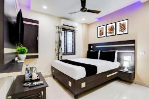 Giường trong phòng chung tại Super Hotel O Rajahmundry Central Railway Station Formerly Sanjeevi Residency +26 ảnh