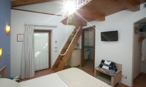- une chambre avec un lit et un escalier dans l'établissement Angiolina Relais, à Sorrente