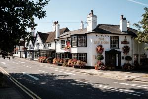 rząd białych budynków na ulicy w obiekcie The Red Lion Hotel w Hillingdon