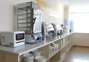 Η κουζίνα ή μικρή κουζίνα στο City Comfort Inn Huizhou Zhongkai Huihuan +12 φωτογραφίες