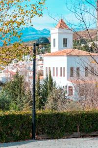 una luz de la calle frente a un edificio blanco en Villa Turística de Laujar de Andarax, en Laujar de Andarax