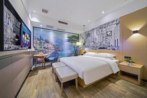 ein Schlafzimmer mit einem großen weißen Bett und einem Tisch in der Unterkunft City Comfort Inn Chongqing Jiangbei International Airport in Chongqing