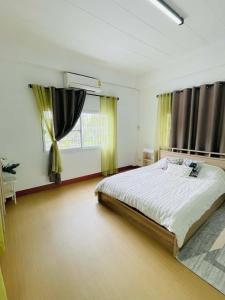 Ένα ή περισσότερα κρεβάτια σε δωμάτιο στο CozyRooms Korat