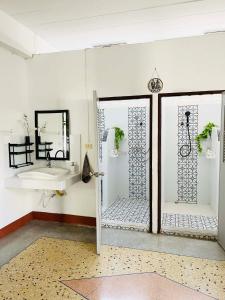 Ένα μπάνιο στο CozyRooms Korat