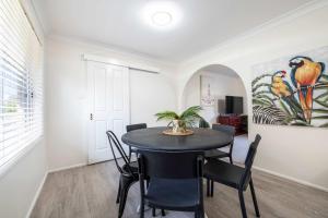 a dining room with a table and chairs at Daisy's Lodge - Relaxed & Family-Friendly Stay in Dubbo +11 photos