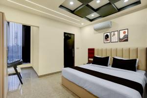 Una cama o camas en una habitación de Townhouse Subharti University Meerut Formerly Hotel Celebration