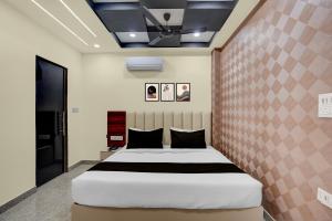 Una cama o camas en una habitación de Townhouse Subharti University Meerut Formerly Hotel Celebration 21 fotos más