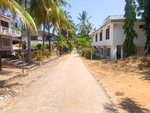 een onverharde weg voor een gebouw bij The Malindi Mansion in Malindi