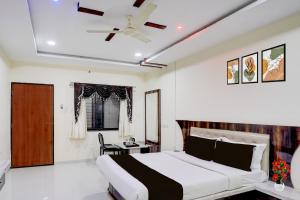 Collection O Daulatabad Fort Aurangabad Formerly JVS Park Inn في Daulatābād: غرفة نوم بها سرير ومروحة سقف +22 صورة