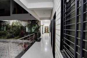 Collection O Daulatabad Fort Aurangabad Formerly JVS Park Inn في Daulatābād: مدخل مبنى فيه سلالم ونباتات