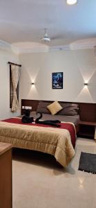 Una cama o camas en una habitación de Nest Budget Inn