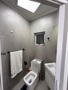 Un baño pequeño con inodoro y lavabo. en Unit 32 Ongwe, en Swakopmund 7 fotos más