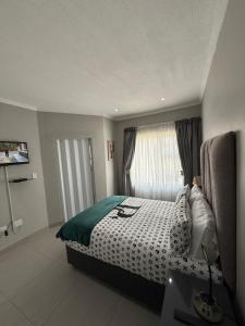 Un dormitorio con una cama y una ventana en Unit 32 Ongwe, en Swakopmund