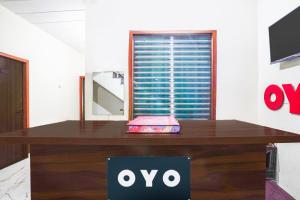 uma escrivaninha de madeira com um símbolo OVO nela em Hotel O A G M Residency em Sohna