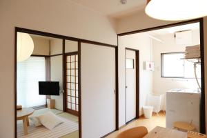 Televisor o centre d'entreteniment de MINI HOTEL totonoi ロウリュ式サウナのある静かな平屋