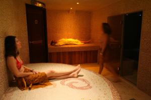 EXIGEHOME-Large houseboat with spa near Paris في سان-كلو: امرأة تجلس على سرير في غرفة +54 صورة