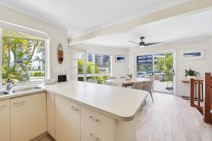 Ashton 1 في ماروتشيدور: مطبخ مع خزائن بيضاء وطاولة وكراسي +6 صور