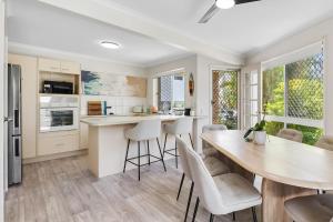 Ashton 1 في ماروتشيدور: مطبخ وغرفة طعام مع طاولة وكراسي