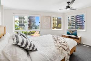 Ashton 1 في ماروتشيدور: غرفة نوم بها سرير ونافذة