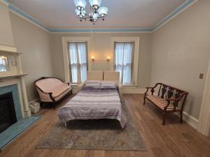 Ένα ή περισσότερα κρεβάτια σε δωμάτιο στο The Keet House - Historic 5 bed Heart of Downtown