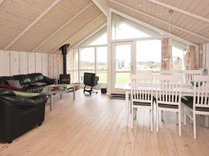 un soggiorno con un tavolo e un divano di 6 person holiday home in Vestervig-By Traum a Vestervig Altre 22 foto