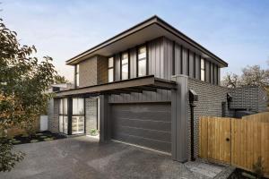 a brick house with a garage at Ivanhoe Five Luxury Holiday Home 4 Bed Sleep 6 in Melbourne