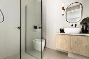 a bathroom with a toilet and a sink and a mirror at Ivanhoe Five Luxury Holiday Home 4 Bed Sleep 6 in Melbourne